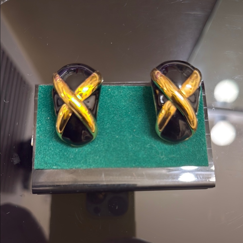 Vintage ST. JOHN. Timeless. Very Rare
Gold and Black Clip-On Earrings
